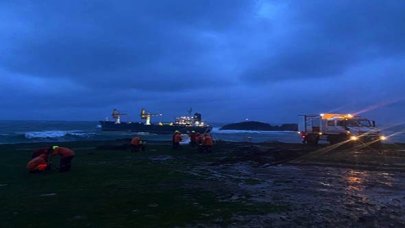 Bozcaada'da silika kumu yüklü gemi demir sahasında karaya oturdu