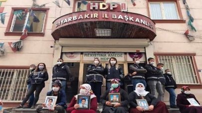 Diyarbakır'da çocukları PKK tarafından kaçırılan ailelerin HDP il binası önündeki eylemleri 581'inci gününde