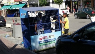 İstanbul Fatih'te çocuklar atık kutusuna girdi!