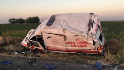 Şanlıurfa’da ambulans devrildi; yeni doğan bebek öldü, 2 sağlıkçı ve şoför yaralı