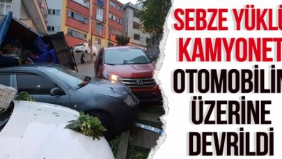 Kağıthane'de sebze yüklü kamyonet otomobilin üzerine devrildi
