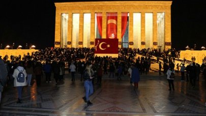 Anıtkabir'de gece ziyaretçi yoğunluğu