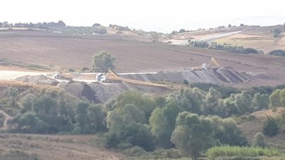 Yol yapıyoruz diye hafriyat döküyorlar!