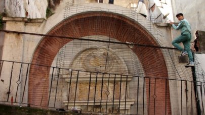 Tarihi çeşmeye örgülü hapis