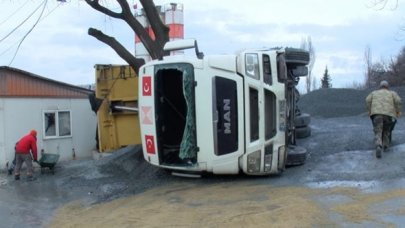 Küçükçekmece'de devrilen kamyona sıkışan sürücü hastaneye kaldırıldı