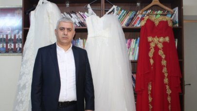 Muhtar gelinlik dağıtıyor