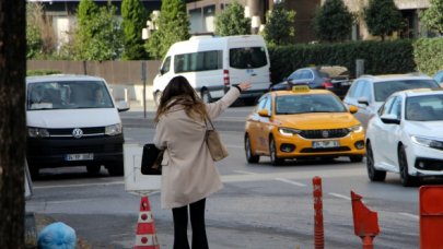 Taksi bekleyenlerin eli havada kaldı!