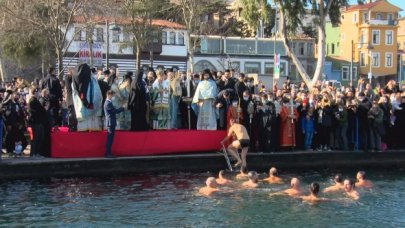 Haliç'te haç  çıkarma töreni