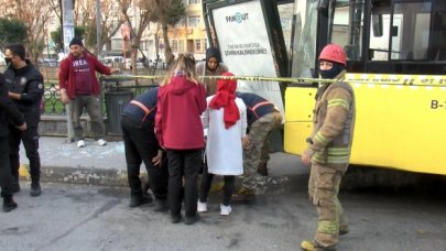 Eyüpsultan'da İETT otobüsü durağa çarptı