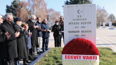 Başbakan Bülent Ecevit'in eşi Rahşan Ecevit mezarı başında anıldı