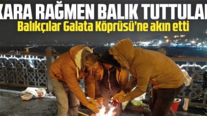 İstanbul'da kar yağışına rağmen Galata Köprüsünde balık tuttular