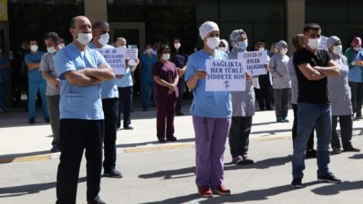 Sağlıkçılar kelle koltukta çalışıyor