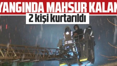 Yangın çıkan 2 katlı binada mahsur kalan 2 kişiyi itfaiye ve polis ekipleri kurtardı