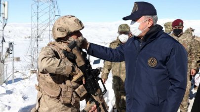 Bakan Akar sınır hattında