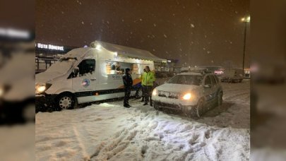 Kar nedeniyle yolda kalan vatandaşlara çorba ikramı