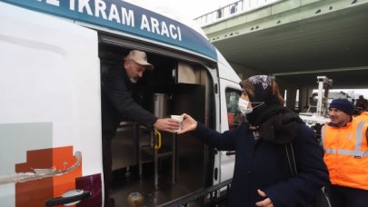Kartal Belediyesi'nden sıcak çorba ve çay ikramı