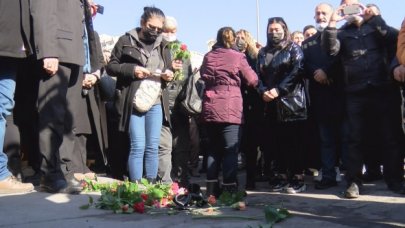 Meslektaşları karanfil bıraktı