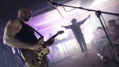 Yerin altında konser var