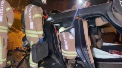 Ümraniye'de emniyet şeridinde arıza yapan servis minibüsüne çarpıp kaçtılar