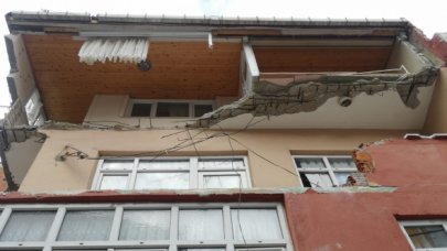 İstanbul’da yine balkon çöktü!