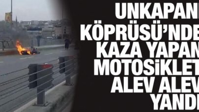 Unkapanı Köprüsü'nde kaza yapan motosiklet yandı