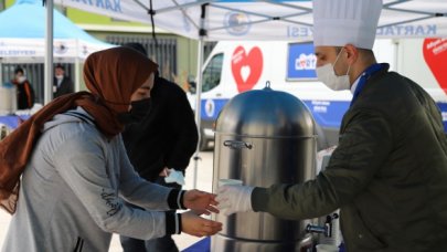 Kartal Belediyesi’nden üniversite öğrencilerine sıcak çorba ve çay ikramı