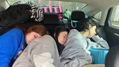 Ukrayna'dan otomobille kaçış! Canlarını zor kurtardılar...