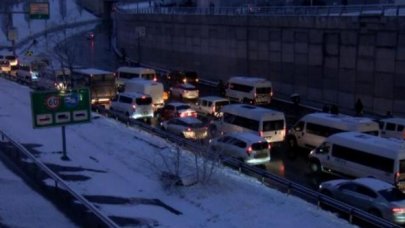 Kar yağışı Mahmutbey'de trafiğe neden oldu