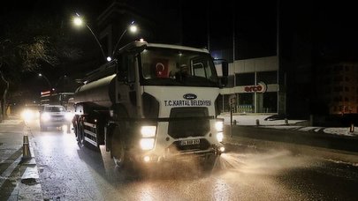 Kartal Belediyesi karla mücadele çalışmalarını sürdürüyor