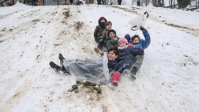 Beykoz'da park ve sokaklarda kayak pisti oldu