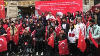 Gençler İstiklal Marşı'nı okudu