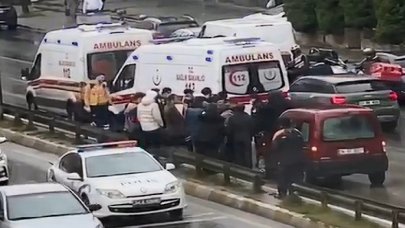 Ataşehir'de öğrencilere otomobil çarptı