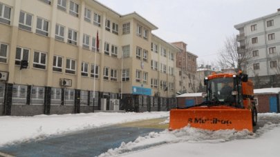 Kartal Belediyesi’nden okul bahçelerinde kar temizliği