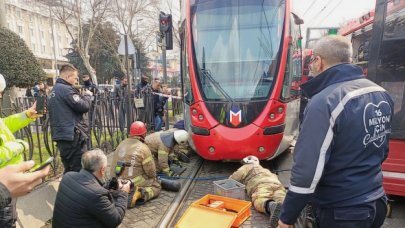 Fatih'te bir kişi tramvayın altında kaldı