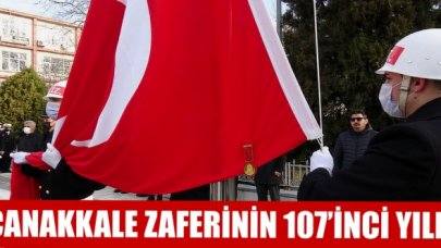 Çanakkale Deniz Zaferi'nin 107'nci yılı; altın madalyalı Türk bayrağı göndere çekildi