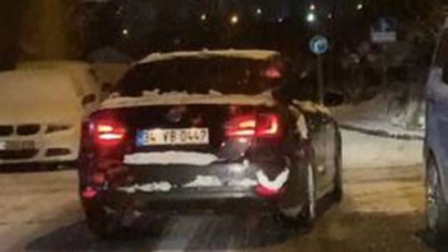 Sokak arasında drift yapan otomobil kamerada