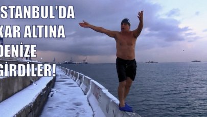 Kar yağarken denize girdiler