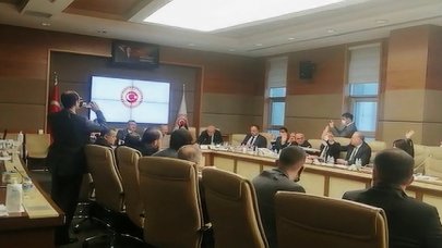 Seçim barajını yüzde 7'ye düşüren yasa teklifi komisyondan geçti