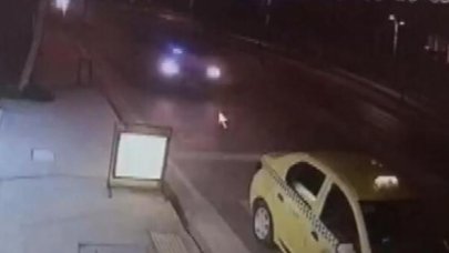 Sultanbeyli'de park halindeki araçlara çarpan minibüs kamerada