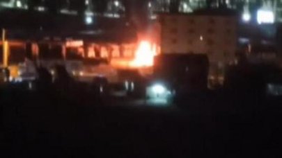 Sancaktepe'de galeride park halindeki TIR alev alev yandı