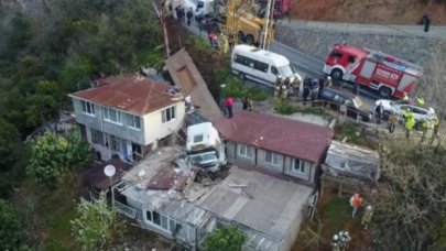 Sarıyer'de gecekondu üzerine demir yüklü TIR devrildi