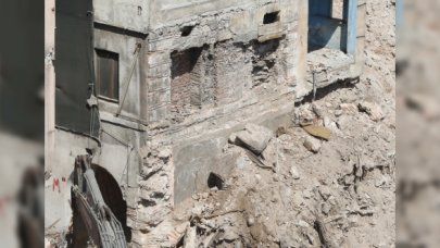 Tarihi eserin üzerine genelev!