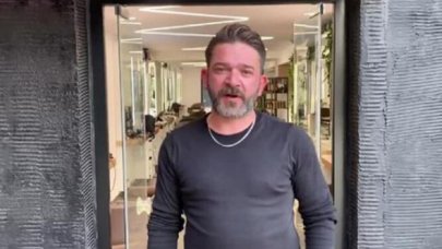 Kuaföre gidip kızının borcunu ödedi