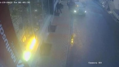 Evden fırlattığı eşyalarla hırsızları engelledi