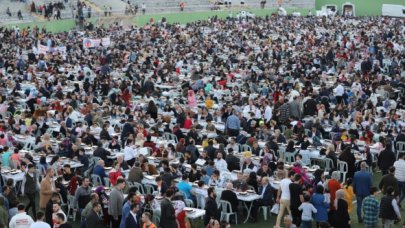 Binlerce kişiye iftar verdi