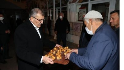 Belediye başkanı lokma dağıttı