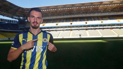Fenerbahçe'nin forveti Mergim Bersiha hakkında eşini darp ettiği iddiasıyla uzaklaştırma