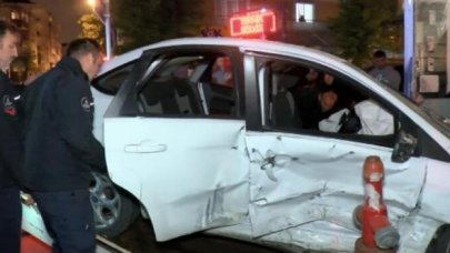 Çekmeköy’de çarpışan otomobillerden biri iş yerine girdi
