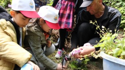 Çocuklar suyun izini sürüyor