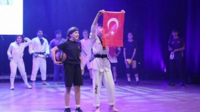 Cemal Reşit Rey'de danslı müzikli 19 Mayıs kutlaması